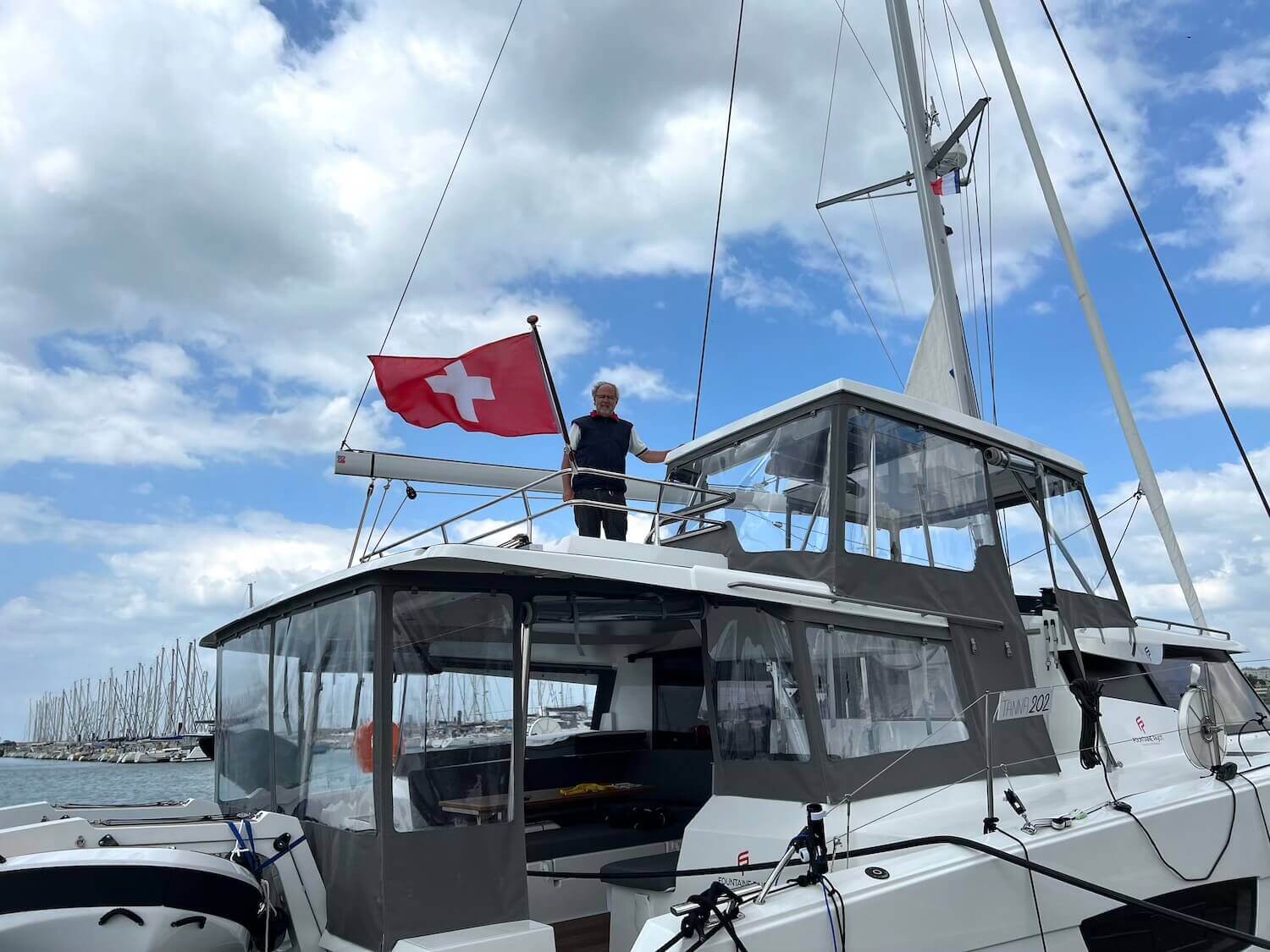 Kapitän auf dem Oberdeck der Coccinella Yacht