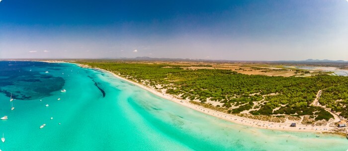 Küste in Mallorca mit Segelyachten