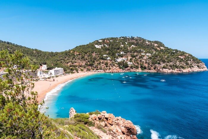 Idyllische Bucht in Ibiza mit Segelyachten