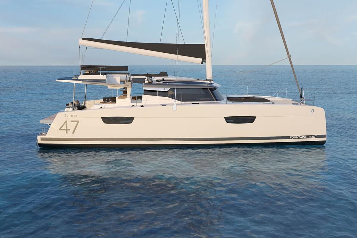 Eine Segelyacht navigiert durch das kristallklare Wasser der Adria vor der beeindruckenden Küstenlandschaft Kroatiens, unter einem strahlend blauen Himmel.