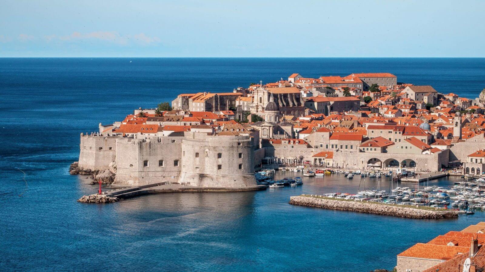 Altstadt von Dubrovnik, umgeben von einer majestätischen Festungsmauer