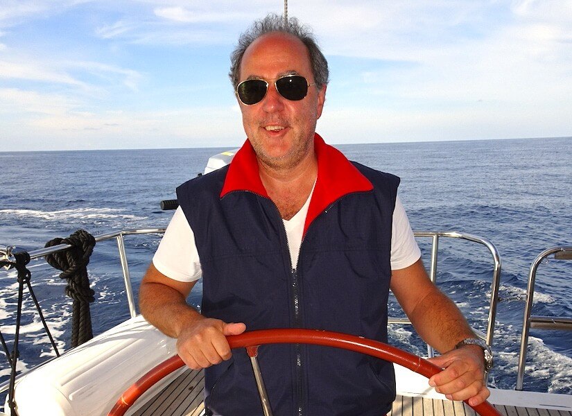 Der Schifseigner der Yacht Coccinella am Steuer