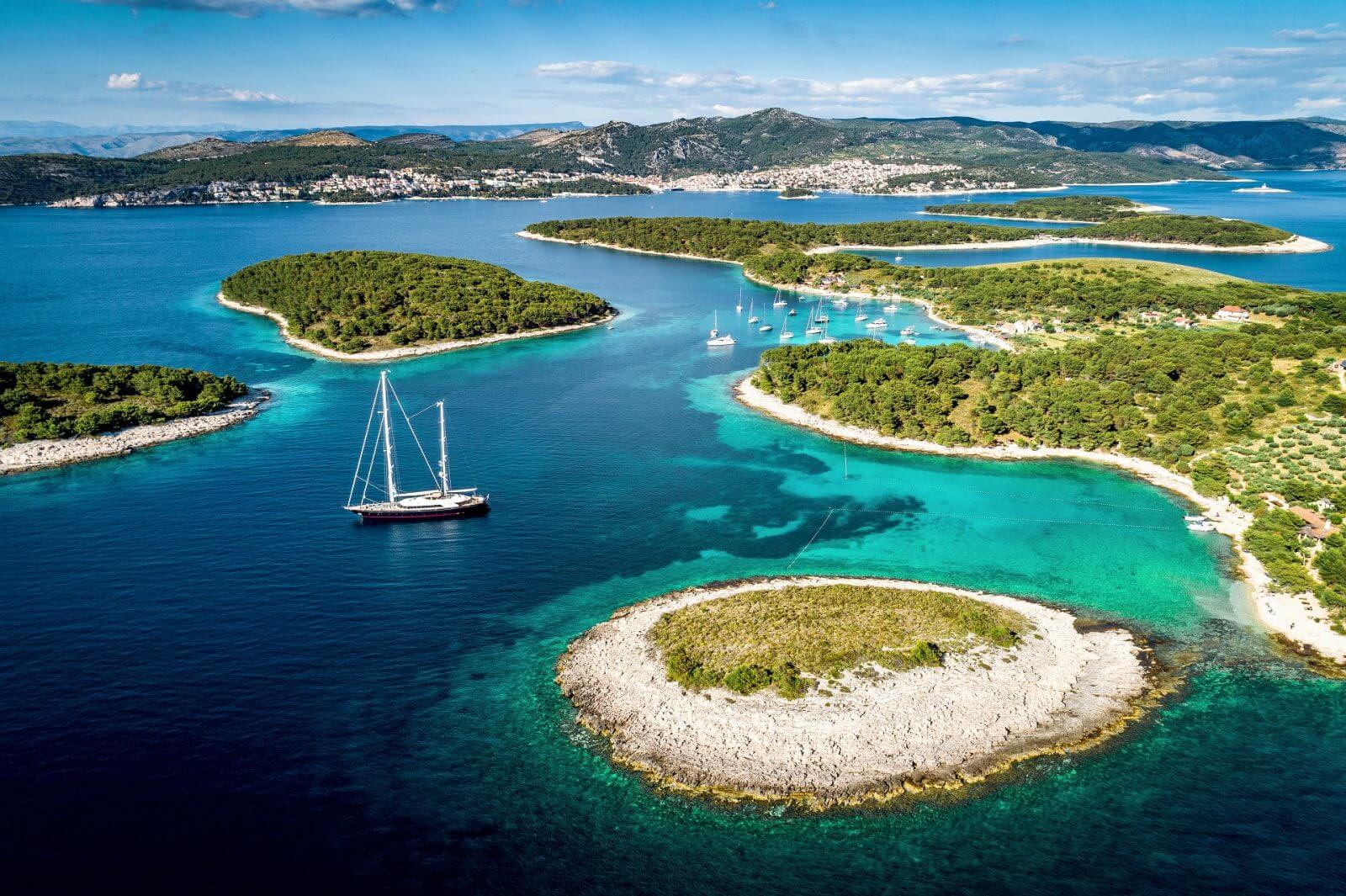 Vogelperspektive der kroatischen Inseln mit Segelyachten in einer Bucht