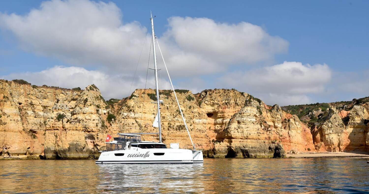Coccinella Yacht vor Felsengruppe
