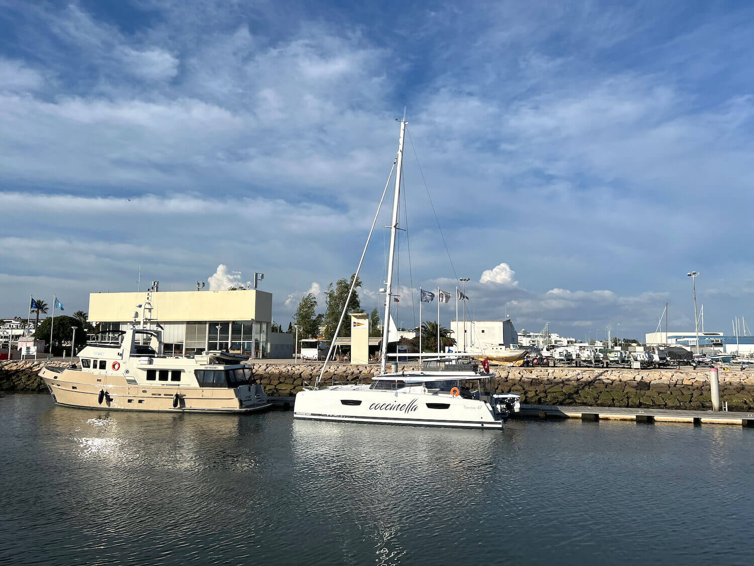 Coccinella Yacht angedockt an Land