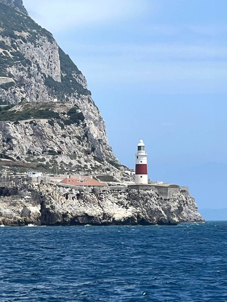 Leuchtturm von Gibraltar vor der Durchfahrt der Coccinella Yacht
