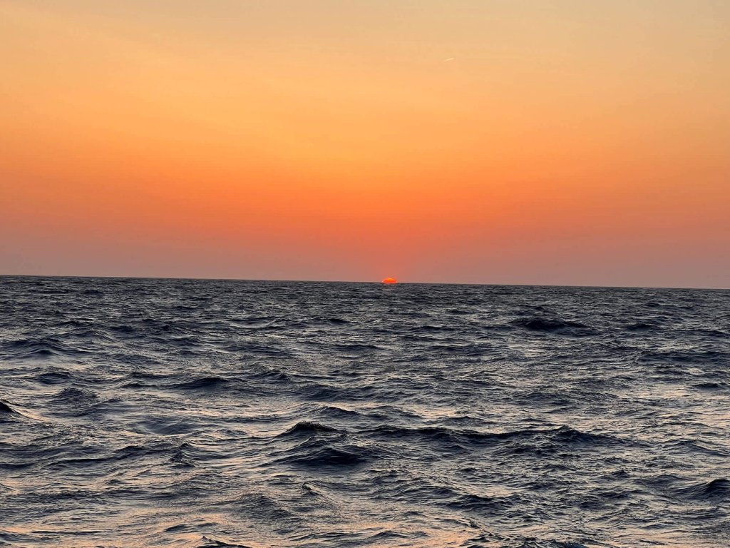 Sonnenuntergang auf der Yacht Coccinella in der Biskaya