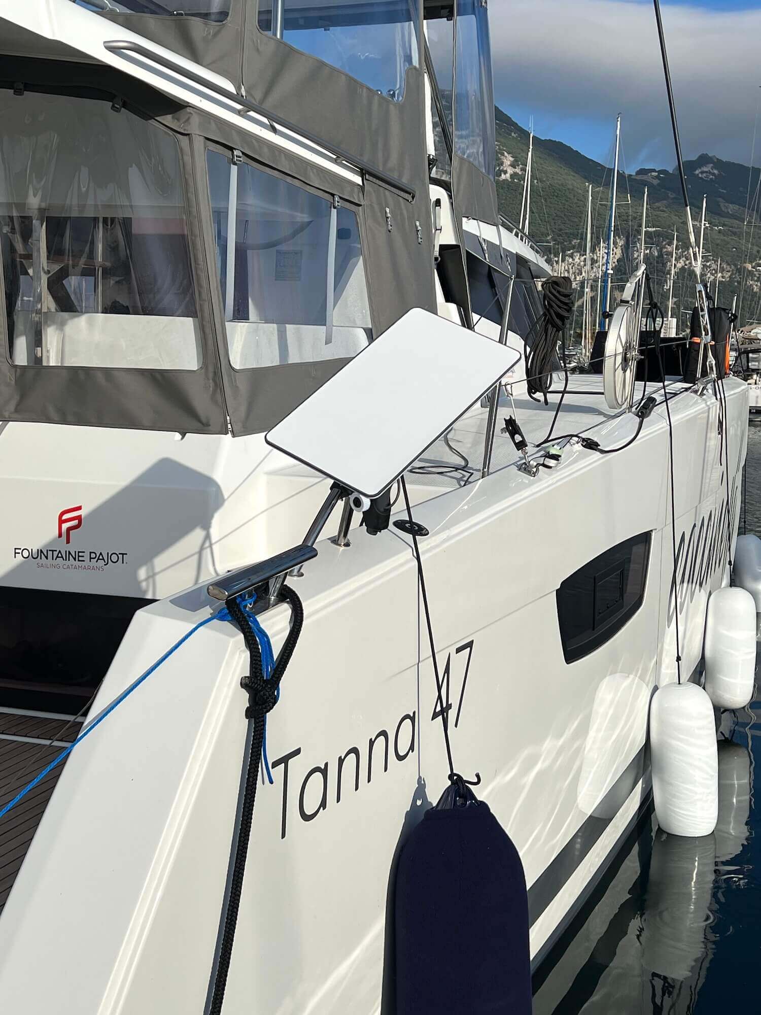 Starlink Antenne auf der Coccinella Yacht