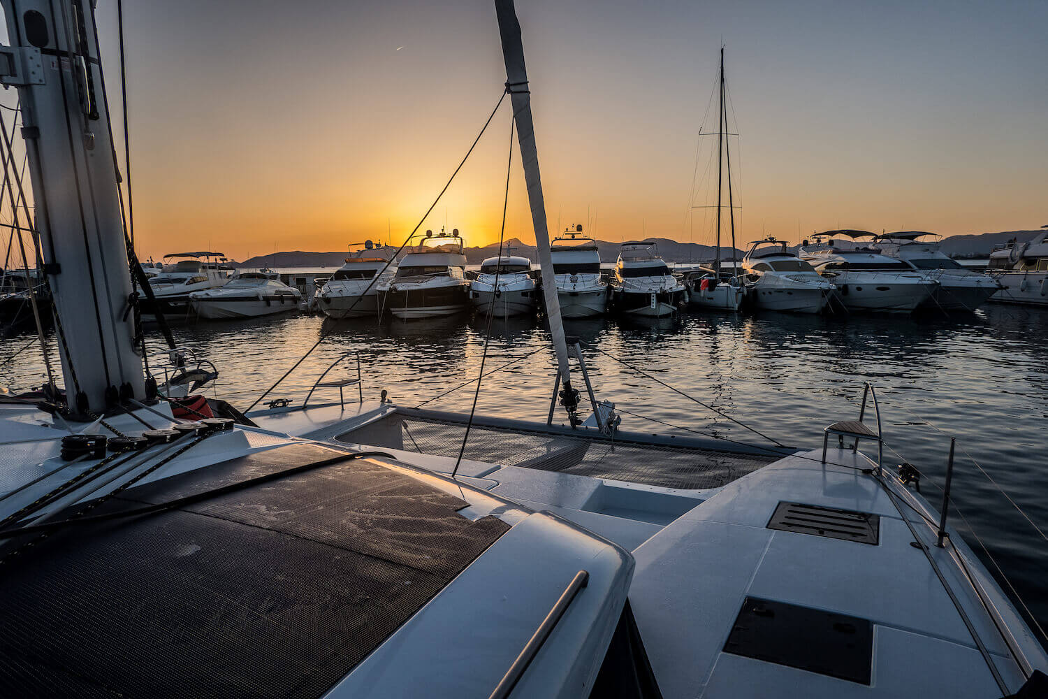 Sonnenuntergang während des Segeltörns in den Balearen