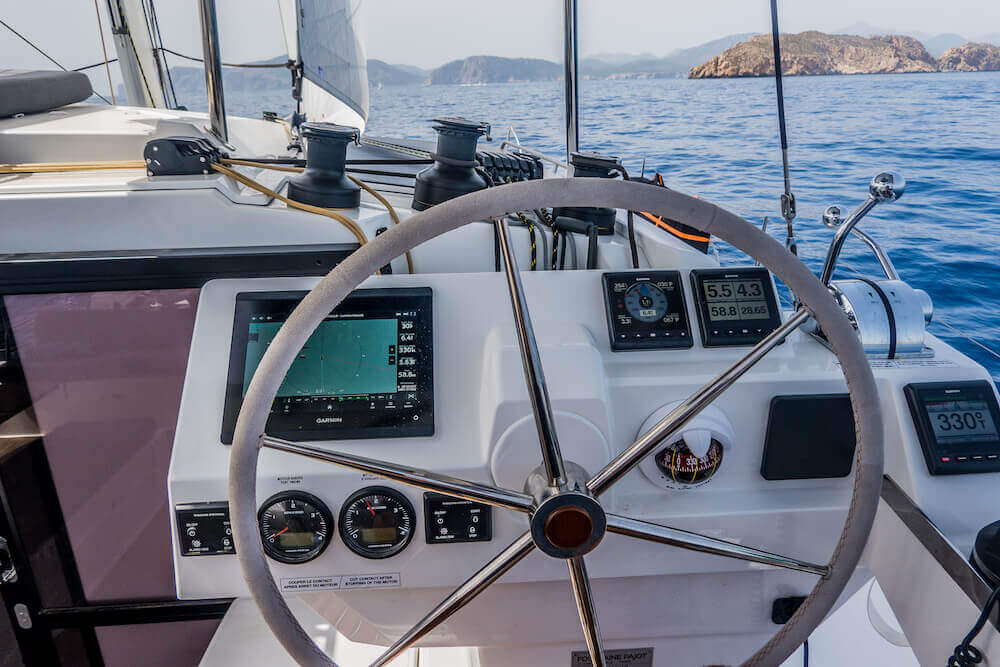 Steuer auf der Coccinella Yacht