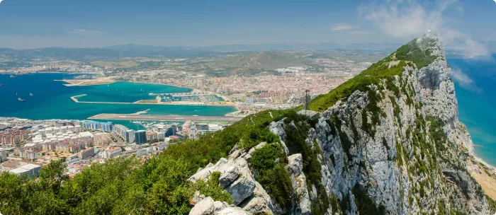 Berg in Gibraltar mit Sicht auf Meer