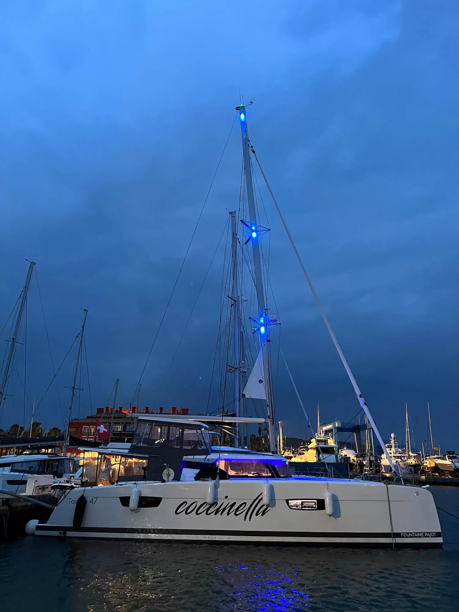 Coccinella Yacht mit Nachtlichtern an