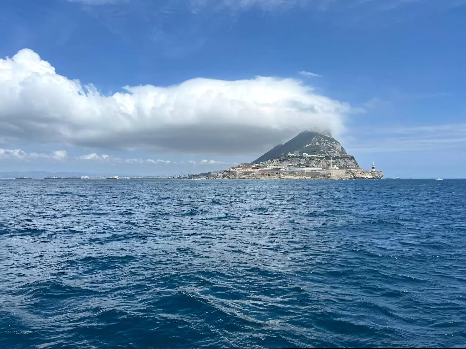Der beeindruckende Felsen von Gibraltar von der Yacht Coccinella aus