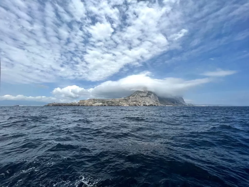 Der beeindruckende Felsen von Gibraltar von der Yacht Coccinella aus