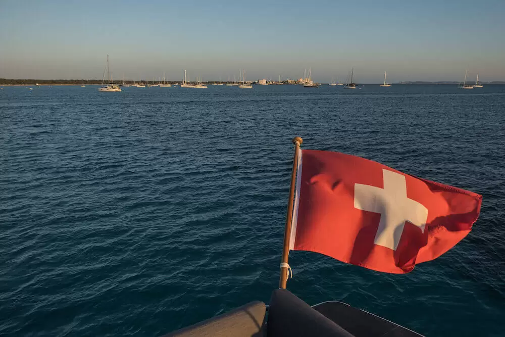 Schweizer Flagge auf der Coccinella Yacht